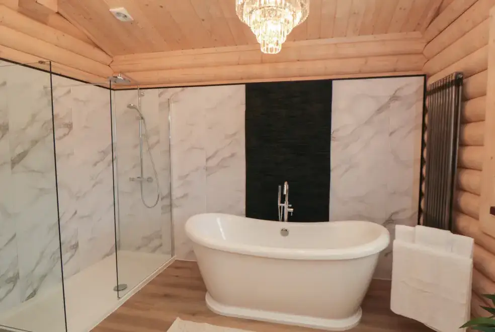 Ensuite bathroom at Coldmoor Lodge 6