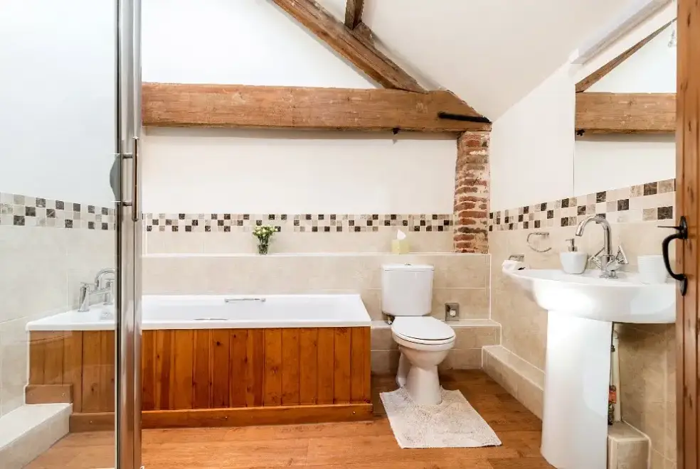 Family bathroom at Coot