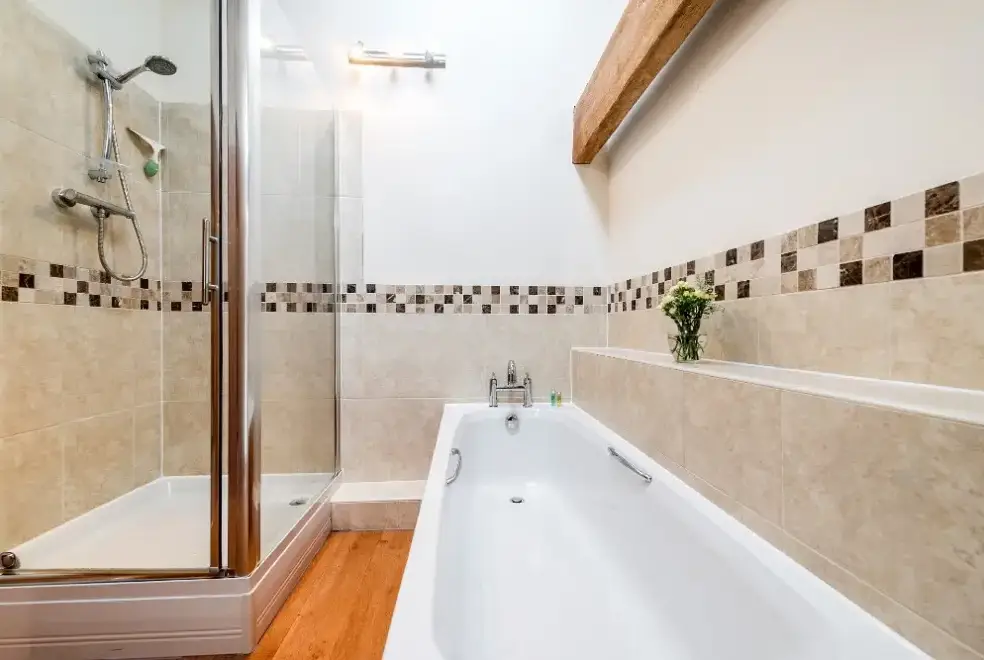 Family bathroom at Coot