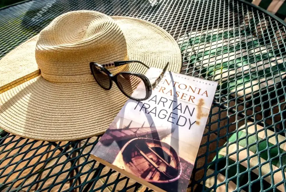 Garden furniture at Coot