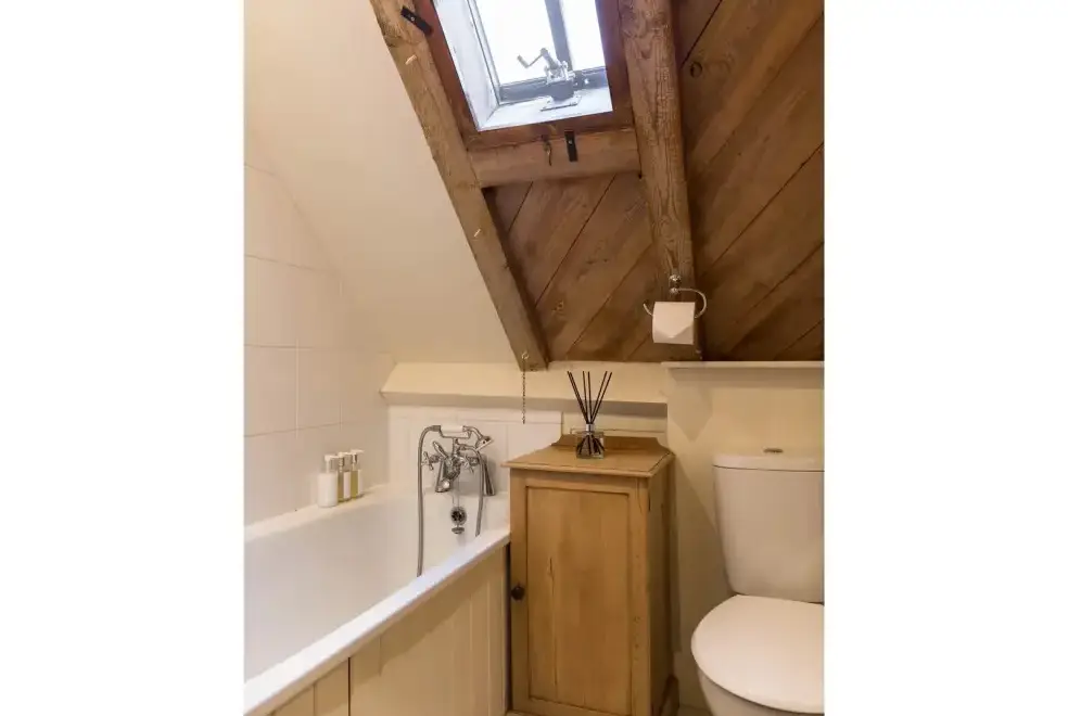 Ensuite bathroom at Cottage 1 New Yatt Farm