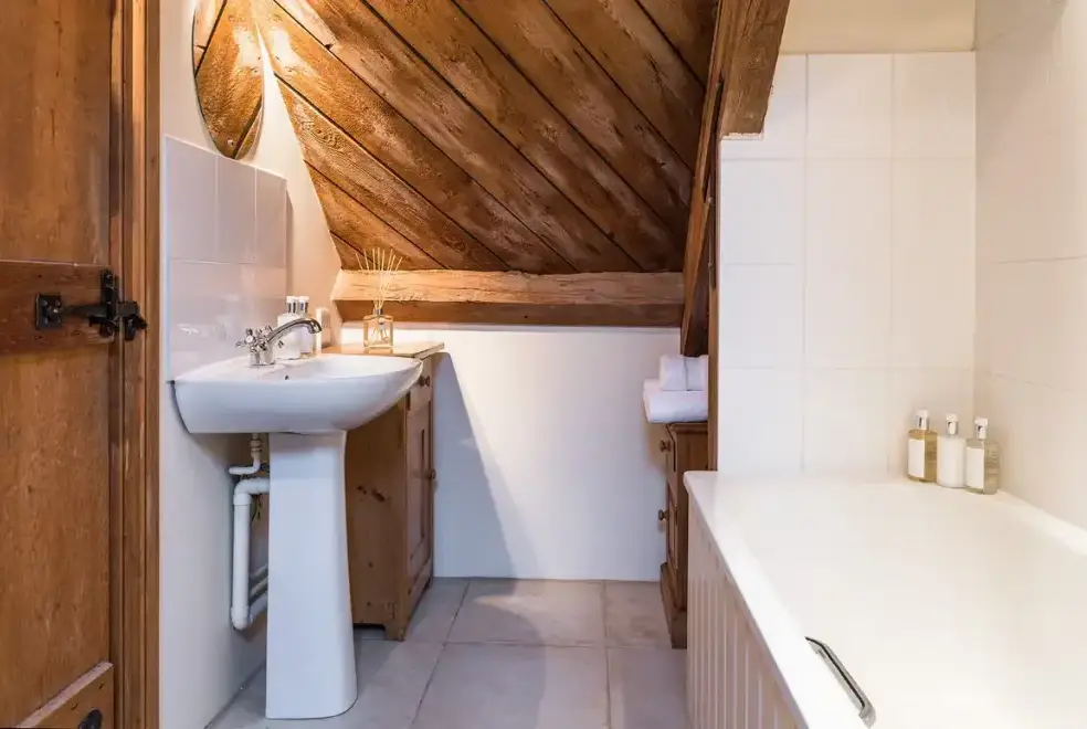 Family bathroom at Cottage 2 New Yatt Farm