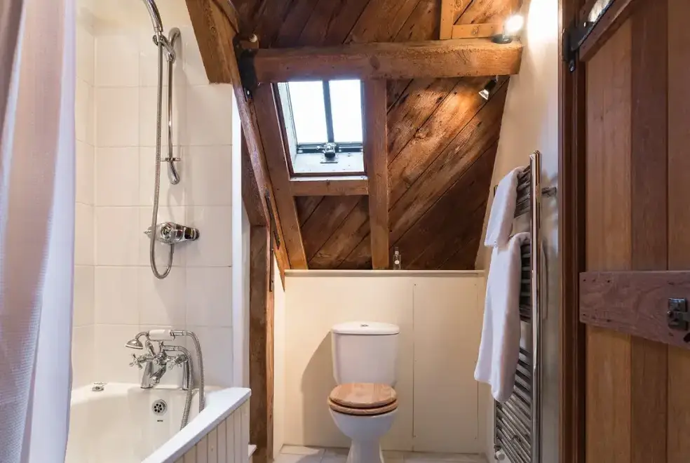 Ensuite bathroom at Cottage 2 New Yatt Farm
