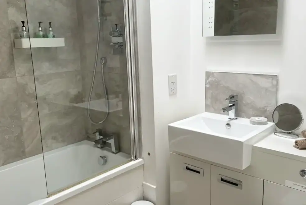 Family bathroom at Courtyard Cottage