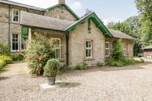 Courtyard Family Cottage, Central Scotland 