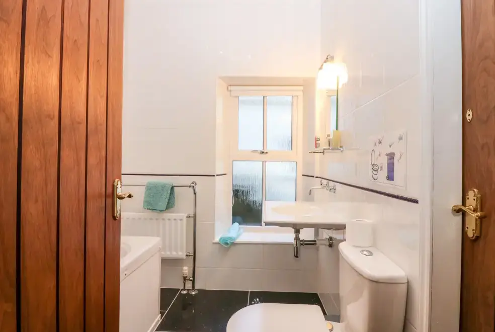 Family bathroom at Courtyard Family Cottage, Central Scotland 