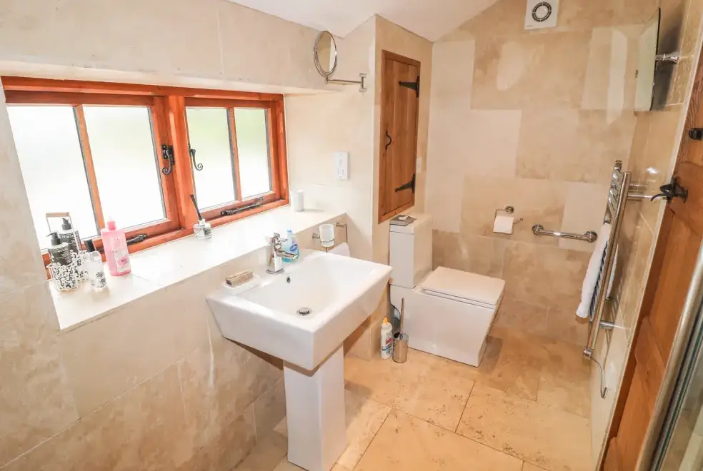 Family bathroom at Cow Barn, Peak District National Park