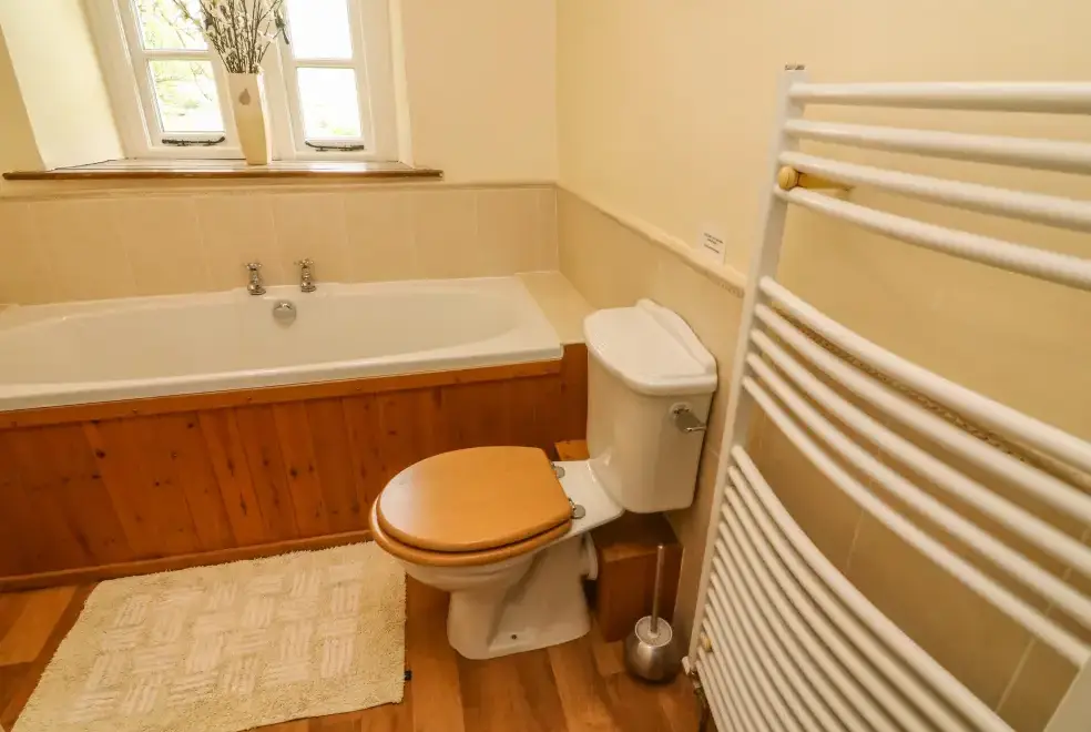 Family bathroom at Cowstonegill