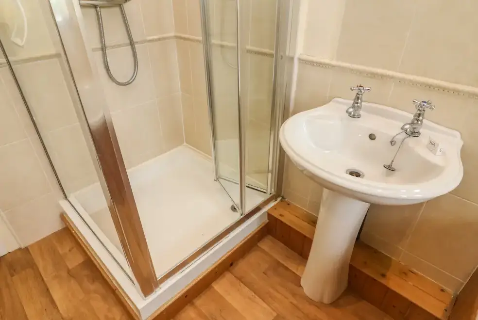 Shower room at Cowstonegill