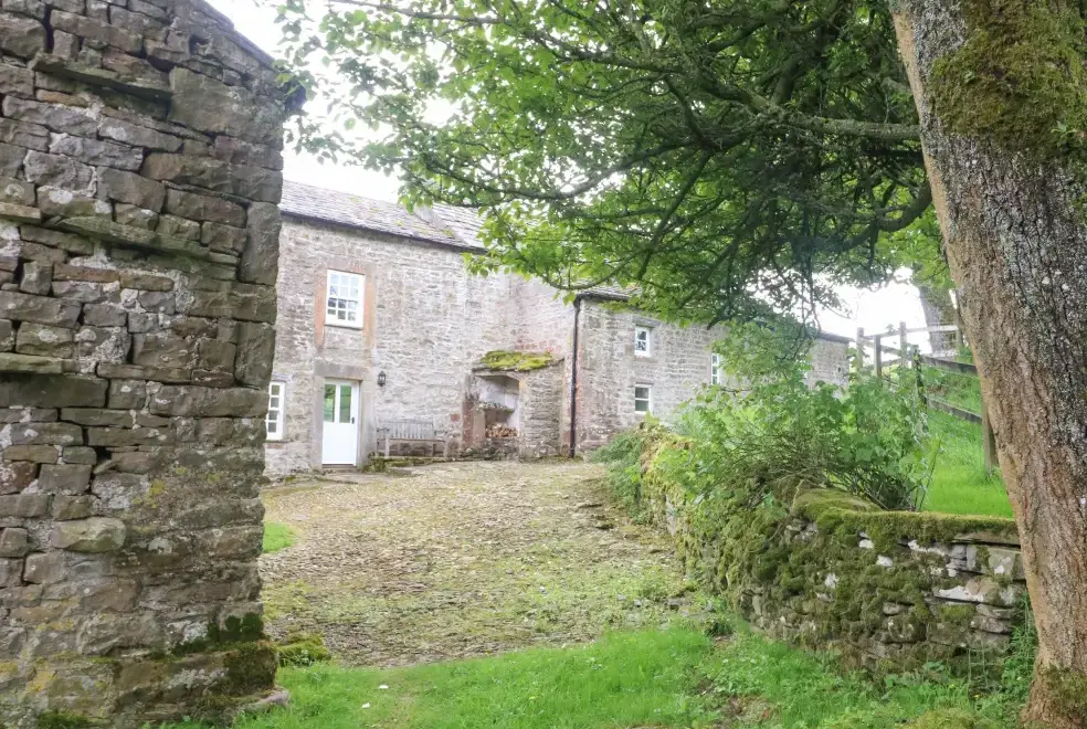 Cowstonegill, from the outside