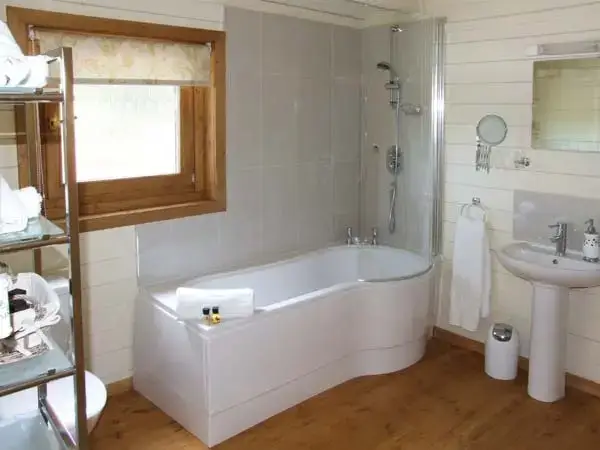Ensuite bathroom at Crop Vale Lodge near the Malvern Hills and Cotswold Hills
