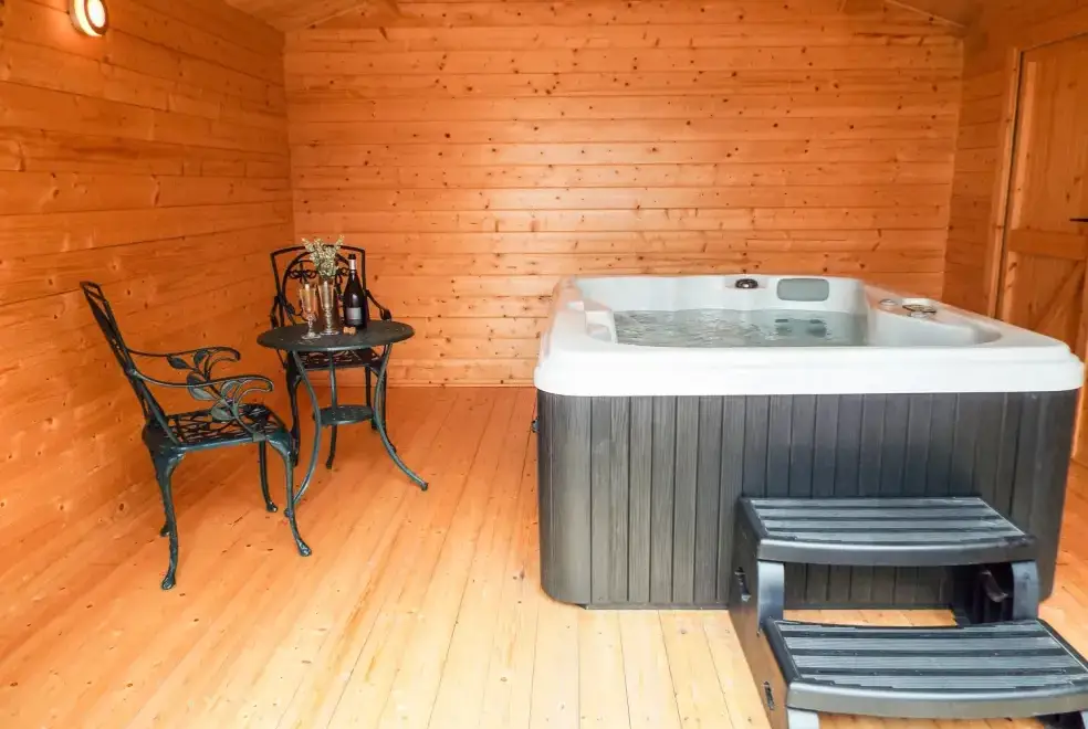 Private Hot Tub at Crop Vale Lodge near the Malvern Hills and Cotswold Hills