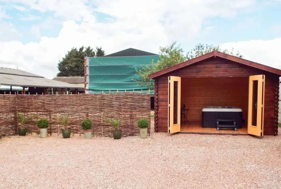 Shared Hot Tub at Crop Vale Lodge near the Malvern Hills and Cotswold Hills