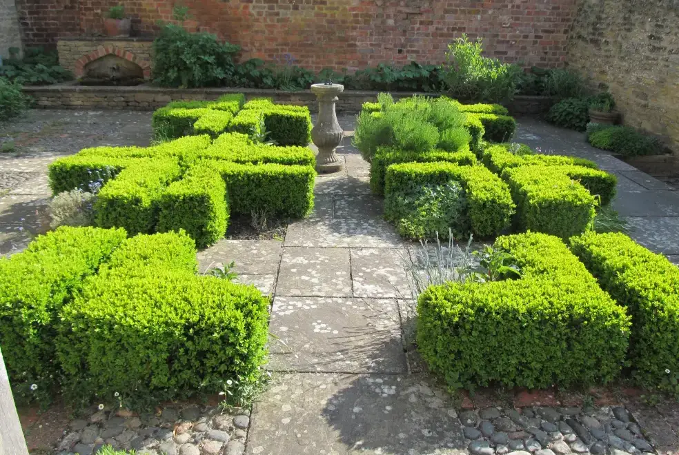 Enclosed garden at Dairy Cottage (Cotswolds)