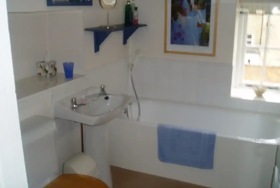 Family bathroom at Dairy Cottage (Cotswolds)