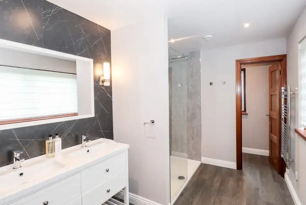 Ensuite bathroom at Dale View