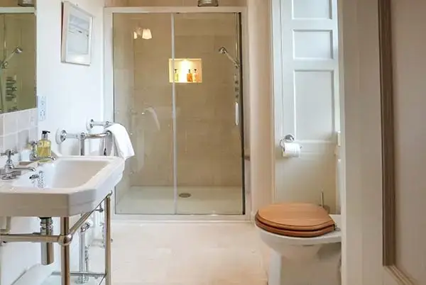 Ensuite bathroom at Dalvey House