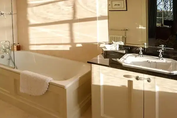 Family bathroom at Dalvey House