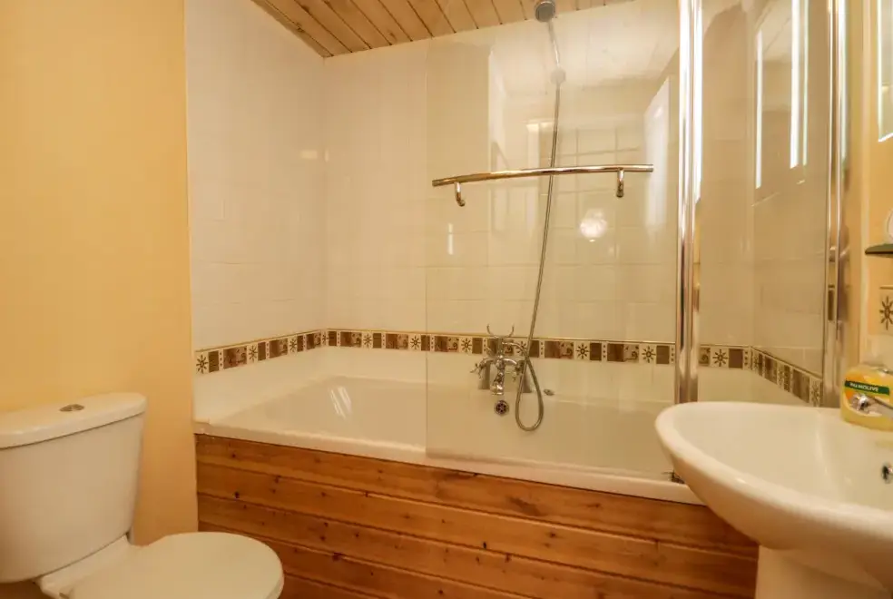 Family bathroom at Damson Lodge