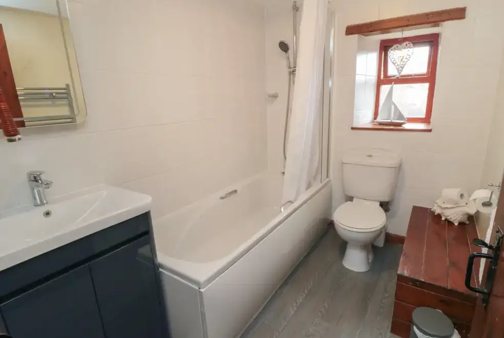 Family bathroom at Danby Cottage