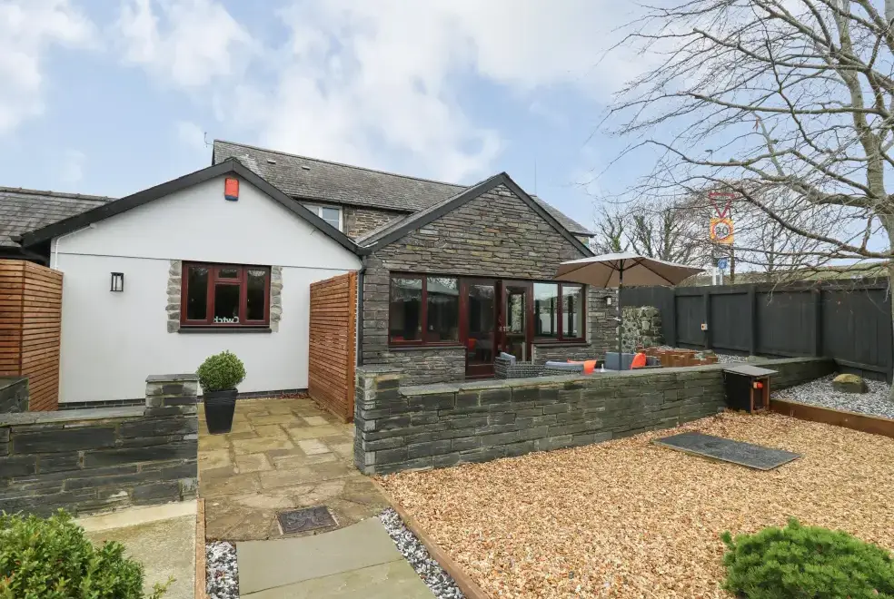 Dant Y Llew, from the outside