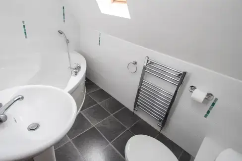 Family bathroom at Dartmoor Valley Lodge 10, Cornwall