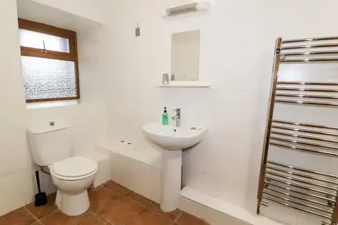 Family bathroom at Ddol Helyg Barn, Gwynedd