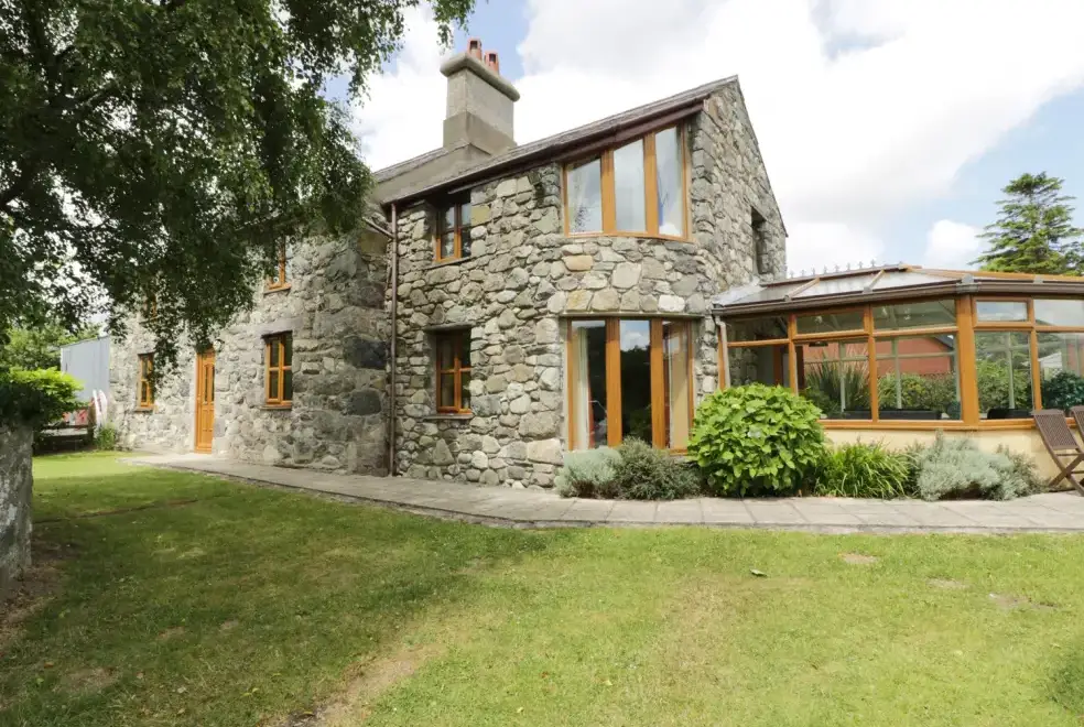 Ddol Helyg Farmhouse, from the outside