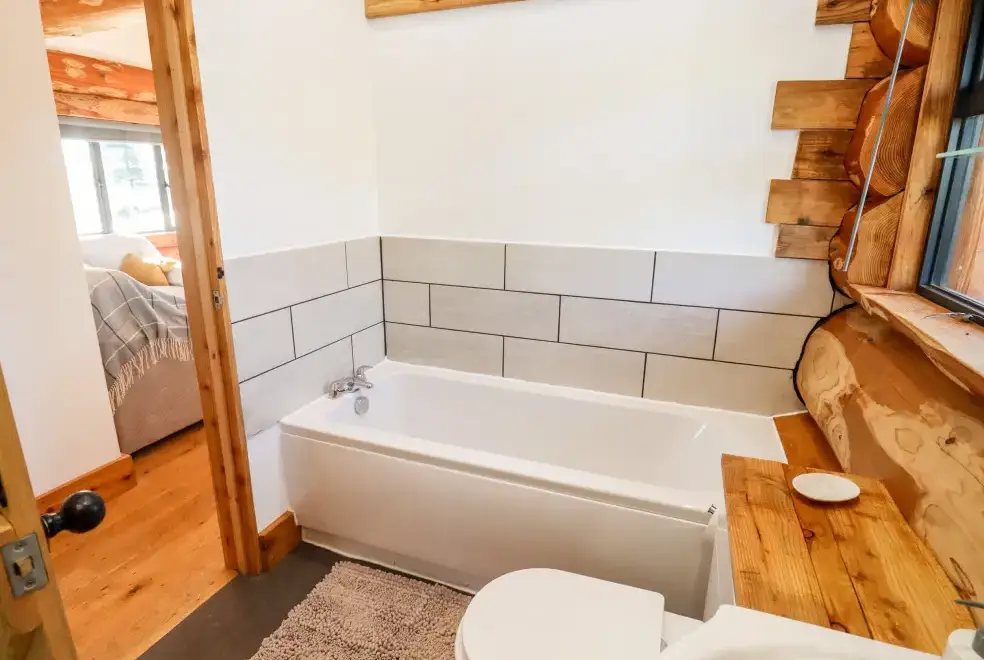 Family bathroom at Douglas Cabin