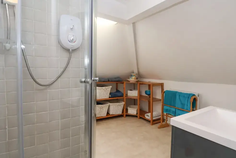 Shower room at Dragon's Den