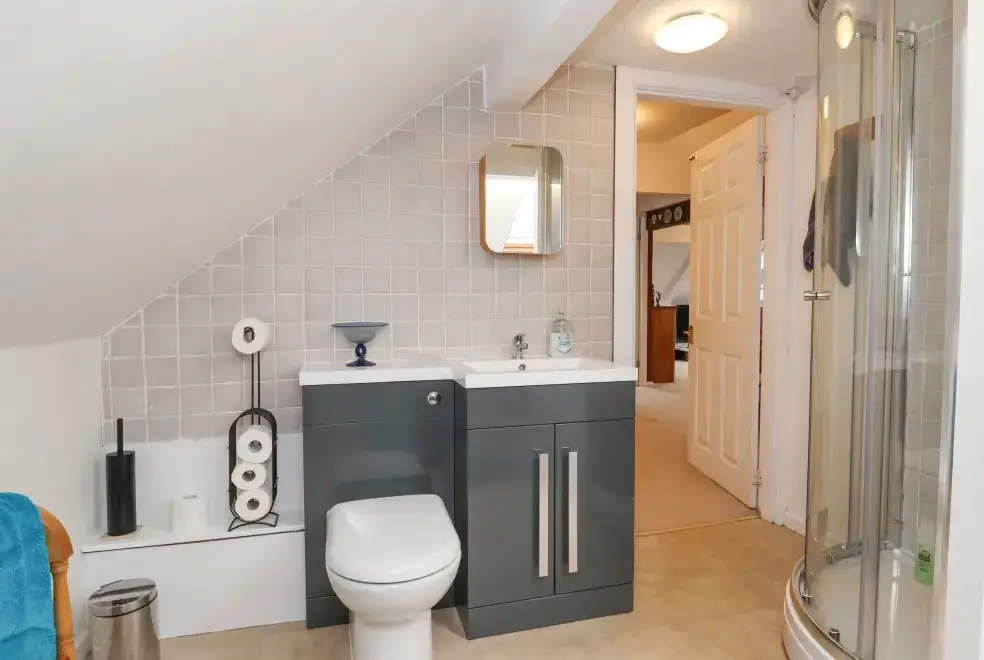 Shower room at Dragon's Den