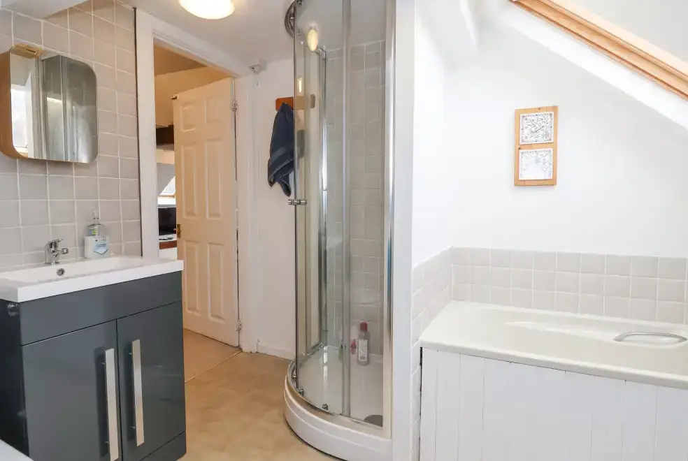 Shower room at Dragon's Den