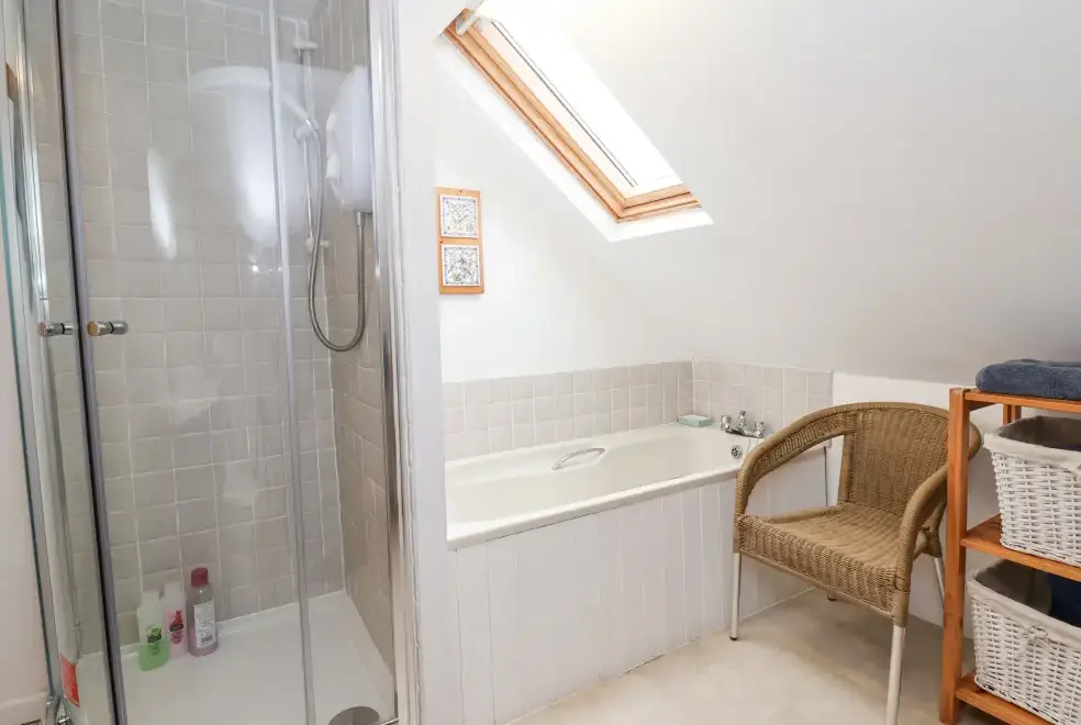 Shower room at Dragon's Den