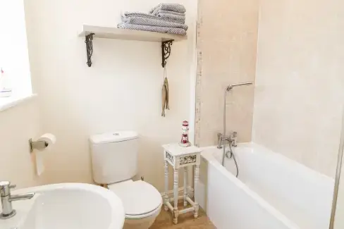 Family bathroom at Driftwood Apartment, Northumberland