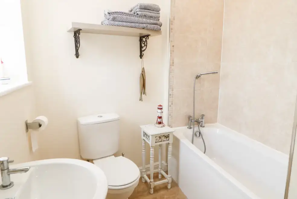 Family bathroom at Driftwood Apartment