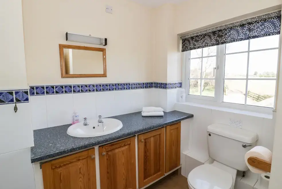 Ensuite bathroom at Durstone Cottage