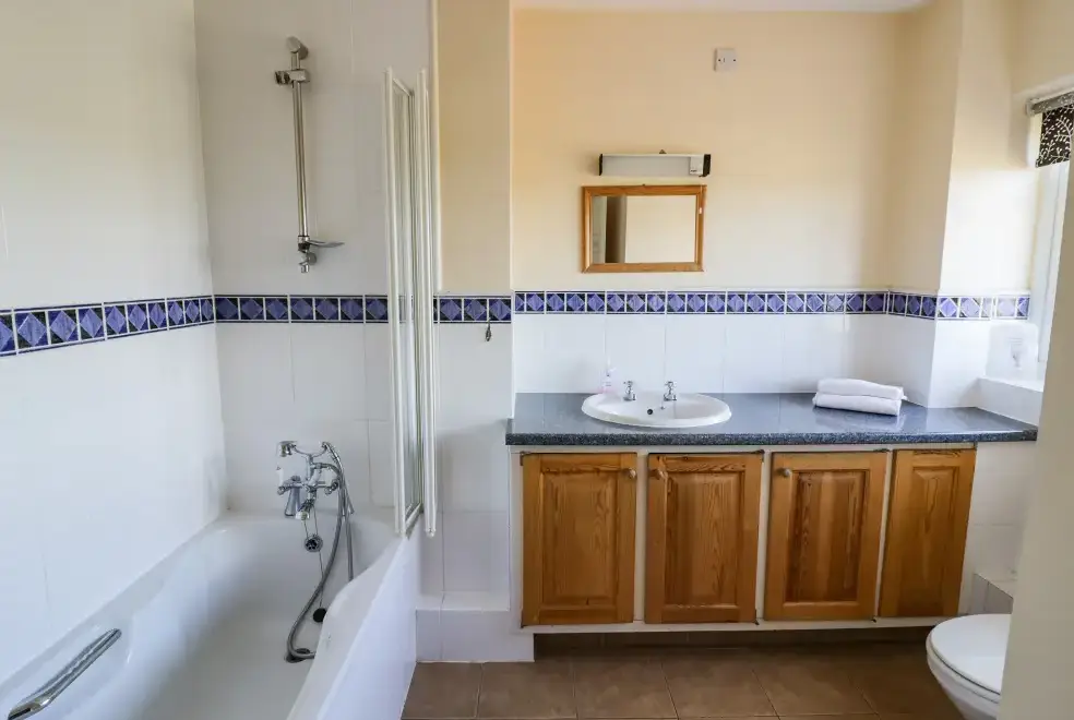 Family bathroom at Durstone Cottage