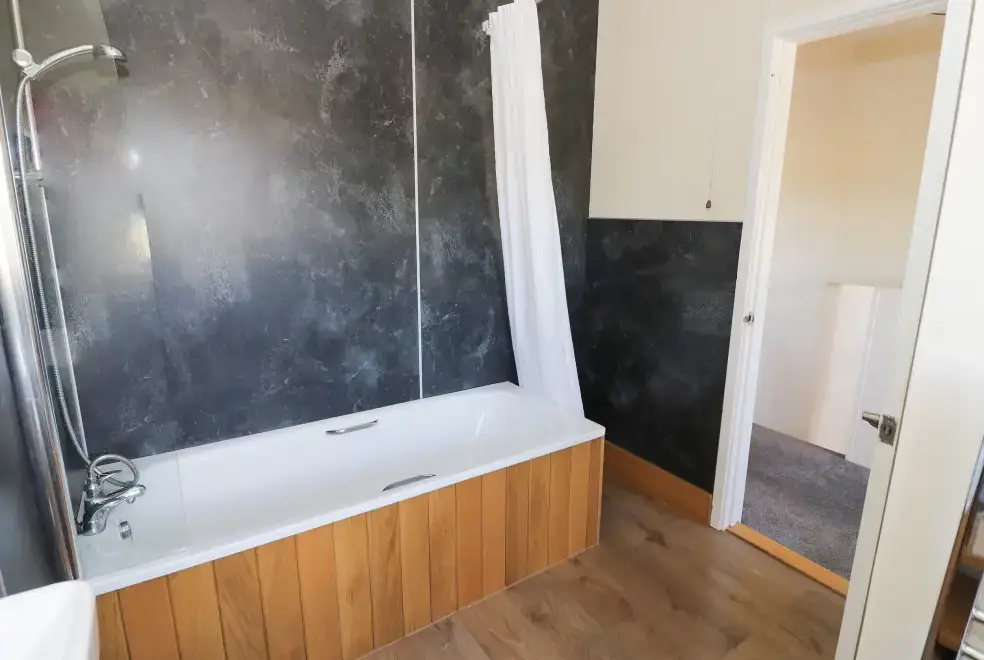 Family bathroom at Durstone Cottage