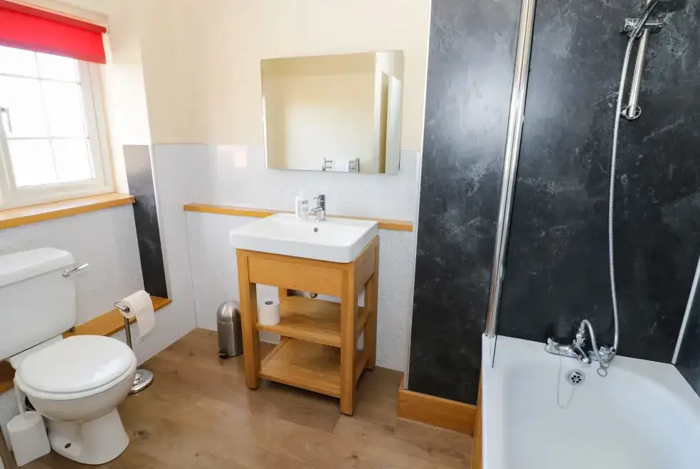 Family bathroom at Durstone Cottage