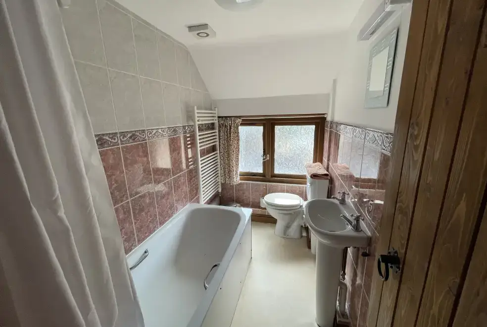 Family bathroom at Duvale Barn