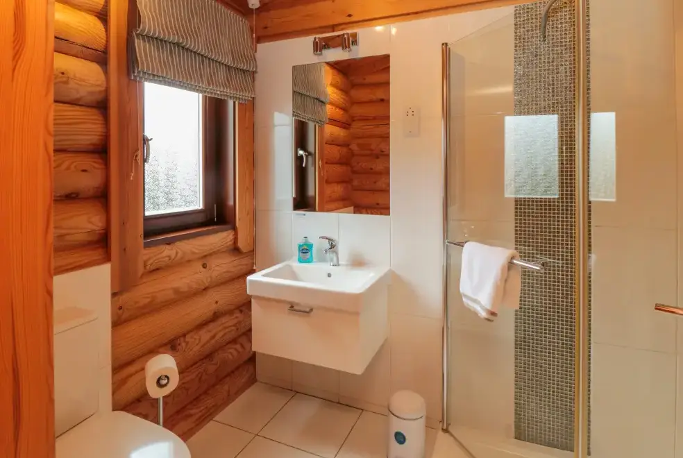 Shower room at Endeavour Lodge 4