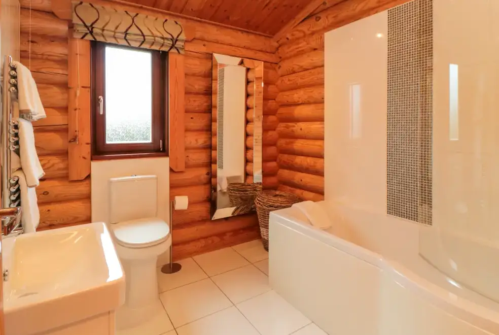 Ensuite bathroom at Endeavour Lodge 4