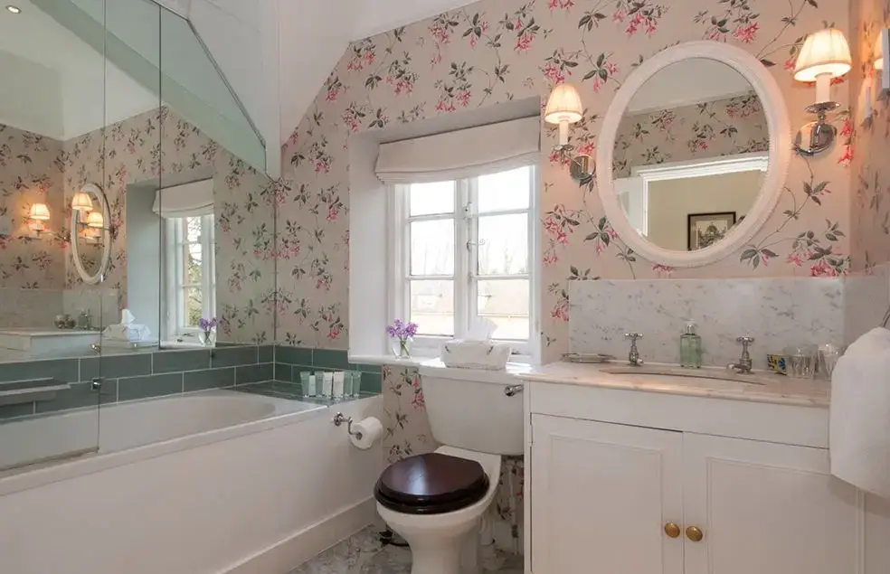 Family bathroom at Epsom Cottage