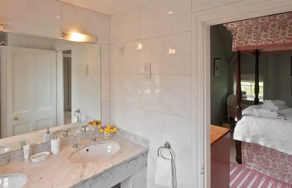 Ensuite bathroom at Epsom Cottage
