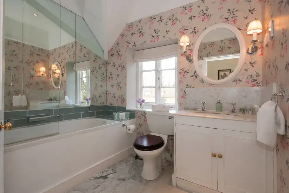 Family bathroom at Epsom Cottage