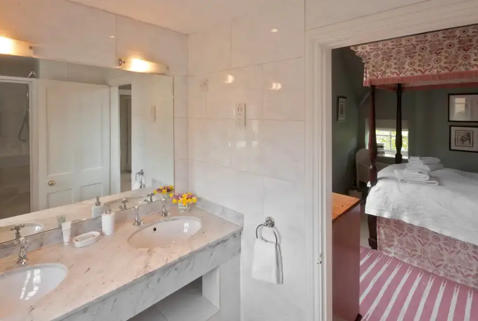 Ensuite bathroom at Epsom Cottage