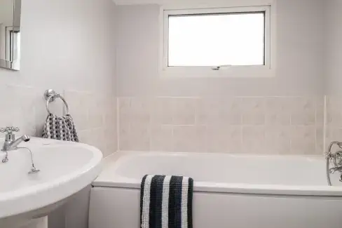 Family bathroom at Fairlight View, Kent