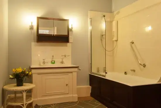 Family bathroom at Farleyer Lodge