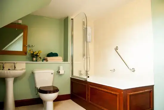 Family bathroom at Farleyer Lodge