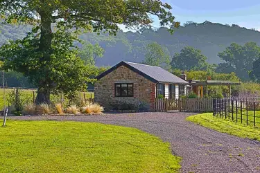 Field Barn sleeps 2, with a private Steam Room and AirCon!, Herefordshire, Heart of England